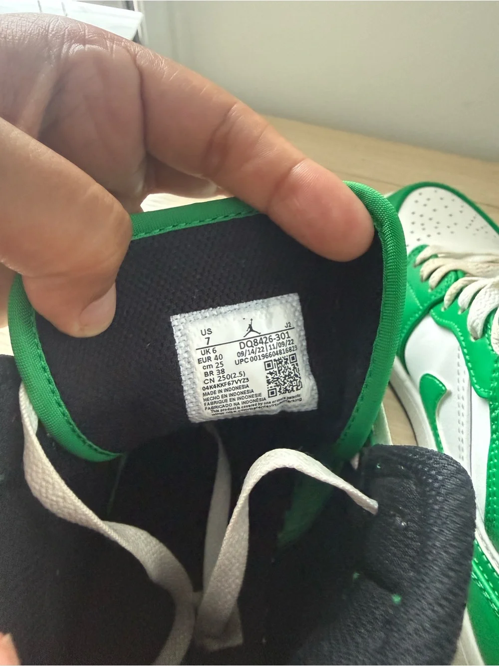 Nike Mid-Top Sneakers in Green and White